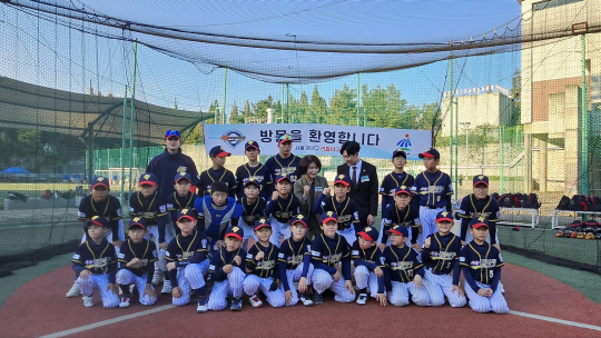 26일 서울 강서구 리틀야구단을 방문한 한정애 의원이 리틀야구 선수들과 함께 단체 사진 활영을 하고 있다. [강서구 리틀 야구단 제공]